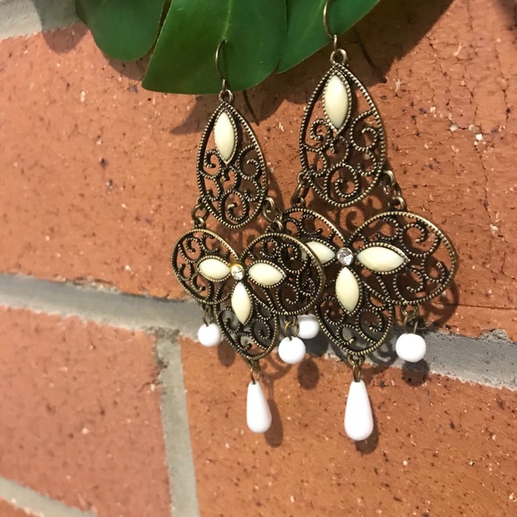 Woman’s earrings - Picture 2 of 2